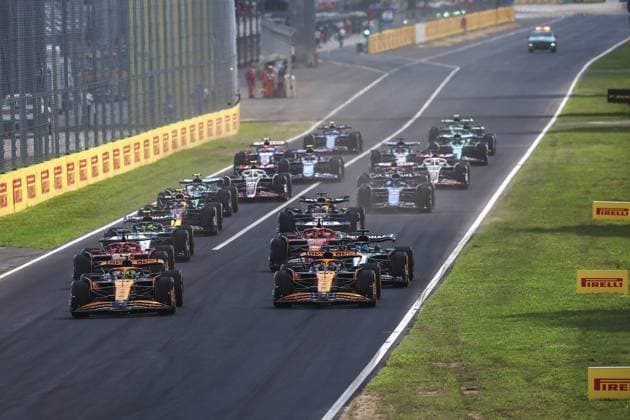 04 NORRIS Lando (gbr), McLaren F1 Team MCL38, 81 PIASTRI Oscar (aus), McLaren F1 Team MCL38, action start of the race, depart, during the Formula 1 Pirelli Gran Premio d’Italia 2024, Italian Grand Prix 2024, 16th round of the 2024 Formula One World Championship, WM, Weltmeisterschaft from August 30 to September 1, 2024 on the Autodromo Nazionale Monza, in Monza, Italy - F1 - ITALIAN GRAND PRIX 2024 DPPI Panoramic  240901_R16_ITALIA_DP_EA022002