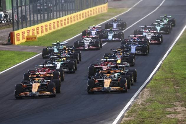 04 NORRIS Lando (gbr), McLaren F1 Team MCL38, 81 PIASTRI Oscar (aus), McLaren F1 Team MCL38, action start of the race, depart, during the Formula 1 Pirelli Gran Premio d’Italia 2024, Italian Grand Prix 2024, 16th round of the 2024 Formula One World Championship, WM, Weltmeisterschaft from August 30 to September 1, 2024 on the Autodromo Nazionale Monza, in Monza, Italy - F1 - ITALIAN GRAND PRIX 2024 DPPI Panoramic  240901_R16_ITALIA_DP_EA022022