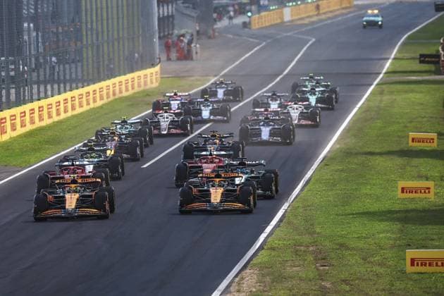 04 NORRIS Lando (gbr), McLaren F1 Team MCL38, 81 PIASTRI Oscar (aus), McLaren F1 Team MCL38, action start of the race, depart, during the Formula 1 Pirelli Gran Premio d’Italia 2024, Italian Grand Prix 2024, 16th round of the 2024 Formula One World Championship, WM, Weltmeisterschaft from August 30 to September 1, 2024 on the Autodromo Nazionale Monza, in Monza, Italy - F1 - ITALIAN GRAND PRIX 2024 DPPI Panoramic  240901_R16_ITALIA_DP_EA022004