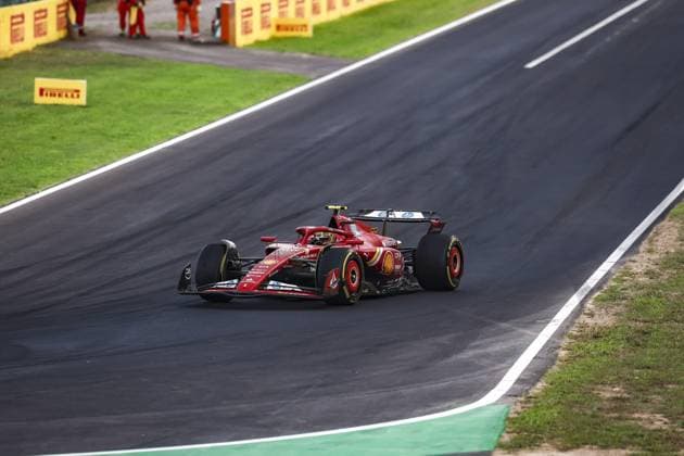 55 SAINZ Carlos (spa), Scuderia Ferrari SF-24, action during the Formula 1 Pirelli Gran Premio d’Italia 2024, Italian Grand Prix 2024, 16th round of the 2024 Formula One World Championship, WM, Weltmeisterschaft from August 30 to September 1, 2024 on the Autodromo Nazionale Monza, in Monza, Italy - F1 - ITALIAN GRAND PRIX 2024 DPPI Panoramic  240901_R16_ITALIA_DP_EA022682