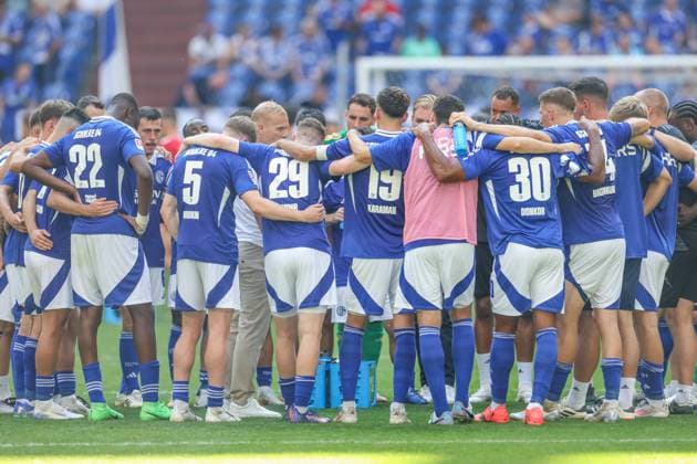 01 09 2024, Football, Season 2024 2025, 2 Bundesliga, Matchday 4, FC Schalke 04 1 FC Köln, Head coach Karel Geraerts FC Schalke 04 speaks to his team Gelsenkirchen Veltins Arena NRW Germany xRHR PHOTO TRx Copyright: TimxRehbein RHR-FOTOx RHR-FOTO TR