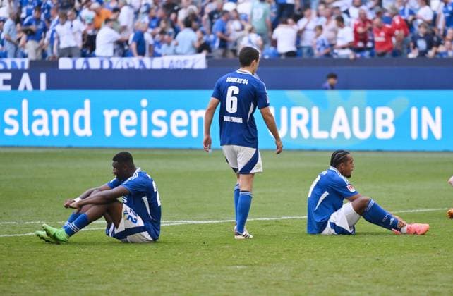 from left , Ibrahima Cisse FC Schalke 04 , Ron Schallenberg FC Schalke 04 , Anton Donkor FC Schalke 04 after the final whistle 01 09 2024, Soccer 2 Bundesliga, Matchday 4, Season 2024 2025 FC Schalke 04 1 FC Köln Gelsenkirchen Veltins Arena Nordrhein Westfalen Germany Team2