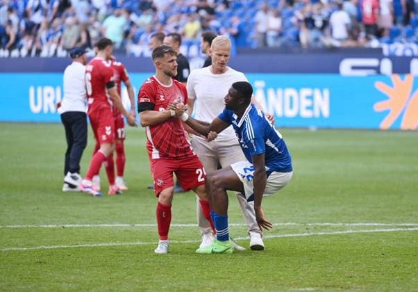 from left , Jan Thielmann 1 FC Koeln , Karel Geraerts head coach FC Schalke 04 , Ibrahima Cisse FC Schalke 04 after the match 01 09 2024, Soccer 2 Bundesliga, Matchday 4, Season 2024 2025 FC Schalke 04 1 FC Köln Gelsenkirchen Veltins Arena Nordrhein Westfalen Germany Team2