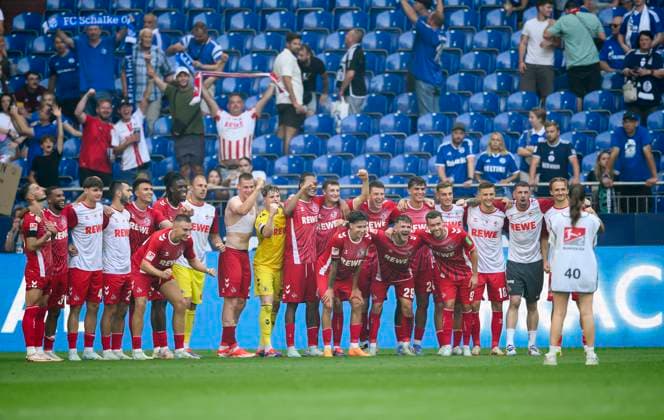Schlussjubel Team K , Das Team posiert vor den Fans, Mannschaft, Fußball 2 Bundesliga, 4 Spieltag, FC Schalke 04 GE 1 FC Koeln K 1 3, am 01 09 2024 in Gelsenkirchen Deutschland DFL regulations prohibit any use of photographs as image sequences and or quasi video Â
