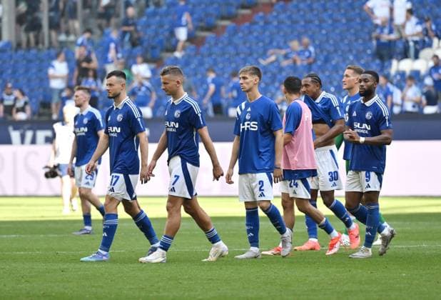Schalkes players leave the pitch after the defeat 01 09 2024, Football 2 Bundesliga, Matchday 4, Season 2024 2025 FC Schalke 04 1 FC Köln Gelsenkirchen Veltins Arena Nordrhein Westfalen Germany Team2