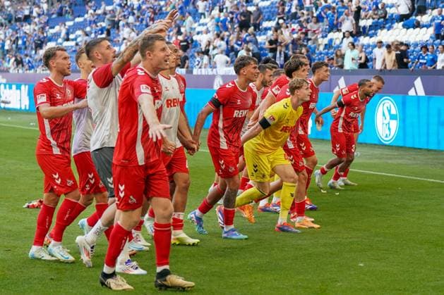 Soccer 2 Bundesliga season 2024 2025, matchday 4 FC Schalke 04 vs 1 FC Köln Veltins Arena, Gelsenkirchen Cheers at the 3 1 success at Schalke from the Cologne team after the final whistle Cheers and joy with the traveling fans Copyright: xJOERANxSTEINSIEKx