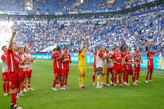 Soccer 2 Bundesliga season 2024 2025, matchday 4 FC Schalke 04 vs 1 FC Köln Veltins Arena, Gelsenkirchen Cheers at the 3 1 success at Schalke from the Cologne team after the final whistle Cheers and joy with the traveling fans Copyright: xJOERANxSTEINSIEKx