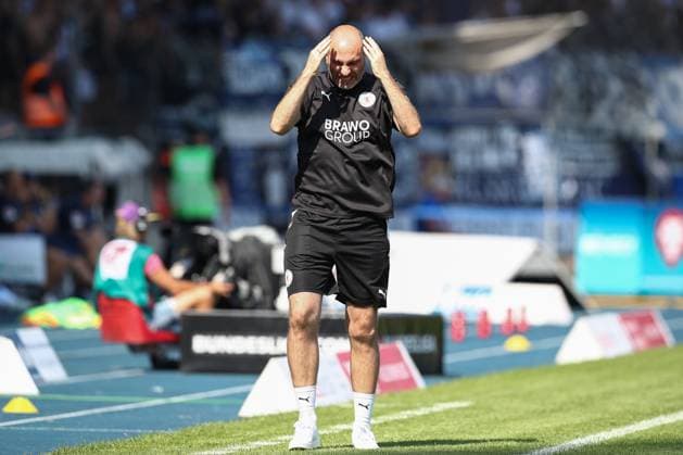 01 09 2024, xtgx, Soccer 2 Bundesliga, Eintracht Braunschweig Karlsruher SC emspor, v l Daniel Scherning Braunschweig, coach disappointed, disappointed, looks disappointed, disappointed DFL DFB REGULATIONS PROHIBIT ANY USE OF PHOTOGRAPHS as IMAGE SEQUENCES and or QUASI VIDEO Braunschweig