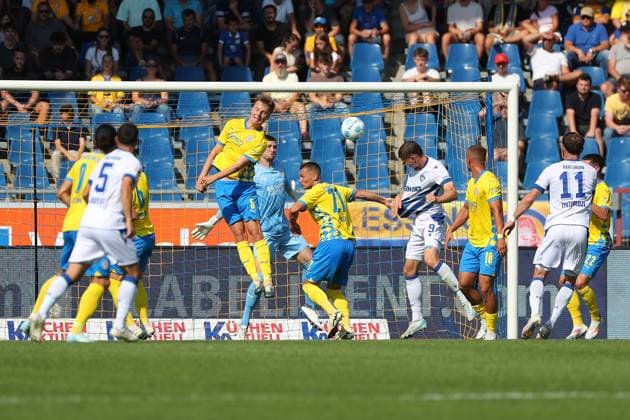 Braunschweig vs Karlsruhe, 2 BL Braunschweig, 01 09 2024, FOOTBALL Eintracht Braunschweig vs Karlsruher SC, 2 BL, Season 2024 25 Andrin Hunziker KSC scores goal to 1 1, Goalkeeper Lennart Grill Eintracht Braunschweig , Kevin Ehlers Eintracht Braunschweig , Walid Ould Chikh Eintracht Braunschweig Braunschweig