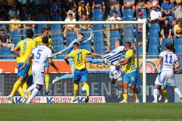 Braunschweig vs Karlsruhe, 2 BL Braunschweig, 01 09 2024, FOOTBALL Eintracht Braunschweig vs Karlsruher SC, 2 BL, Season 2024 25 Andrin Hunziker KSC scores goal to 1 1, Goalkeeper Lennart Grill Eintracht Braunschweig , Kevin Ehlers Eintracht Braunschweig , Walid Ould Chikh Eintracht Braunschweig Braunschweig