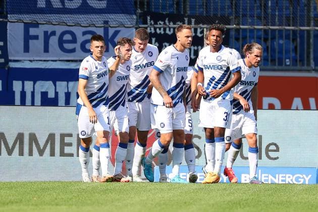 Braunschweig vs Karlsruhe, 2 BL Braunschweig, 01 09 2024, FOOTBALL Eintracht Braunschweig vs Karlsruher SC, 2 BL, Season 2024 25 k9 cheers with teammates after his goal to make it 1 1 Braunschweig