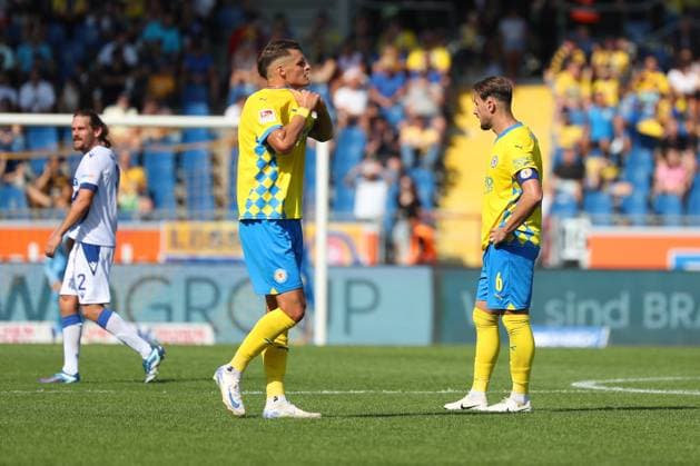 Braunschweig vs Karlsruhe, 2 BL Braunschweig, 01 09 2024, FOOTBALL Eintracht Braunschweig vs Karlsruher SC, 2 BL, Season 2024 25 End of match, Ermin Bicakcic Eintracht Braunschweig , Levente Szabo Eintracht Braunschweig Braunschweig
