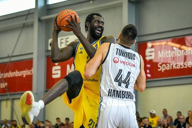 01 09 2024, xlakx, Basketball Test Match, Alba Berlin Veolia Towers Hamburg emspor, v l Khalifa Koumadje Alba Berlin,No 21 ,Benedikt Turudic Veolia Towers Hamburg,No 44 ,duel, action, action, battle for the ball Oranienburg Daniel Lakomski