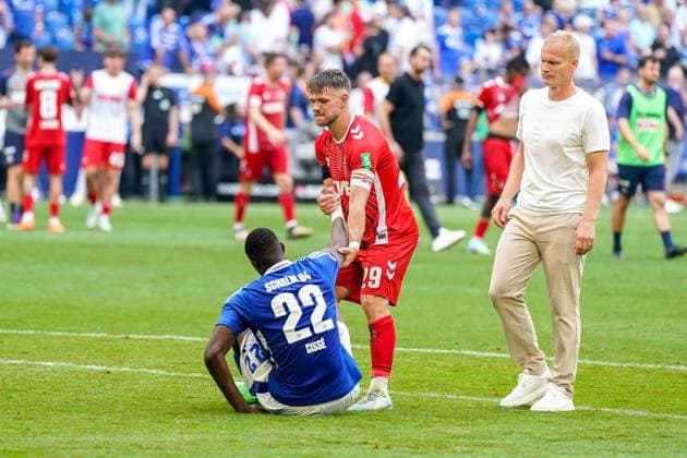 Soccer 2 Bundesliga Season 2024 2025, Matchday 4 FC Schalke 04 vs 1 FC Köln Veltins Arena, Gelsenkirchen Scene after the final whistle Schalkes Ibrahima CissÃ Cisse is dejected, sad, frustrated, disappointed and sits alone on the floor, Colognes opponent Jan Thielmann goes to him and pulls him up Schalkes coach Karel Geraerts also comes to the disappointed Schalke pro Copyright: xJOERANxSTEINSIEKx