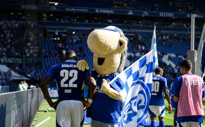 Mascot Erwin troestet Ibrahima CISSE GE after the match, Soccer 2 Bundesliga, Matchday 4, FC Schalke 04 GE 1 FC Koeln K 1 3, on 01 09 2024 in Gelsenkirchen Germany DFL regulations prohibit any use of photographs as image sequences and or quasi video Â