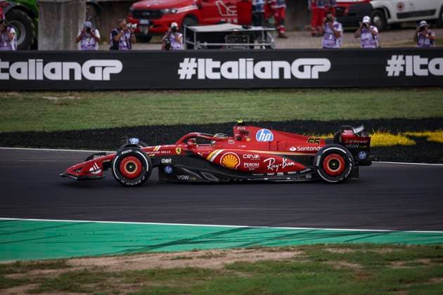 55 SAINZ Carlos (spa), Scuderia Ferrari SF-24, action during the Formula 1 Pirelli Gran Premio d’Italia 2024, Italian Grand Prix 2024, 16th round of the 2024 Formula One World Championship, WM, Weltmeisterschaft from August 30 to September 1, 2024 on the Autodromo Nazionale Monza, in Monza, Italy - F1 - ITALIAN GRAND PRIX 2024 DPPI Panoramic  240901_R16_ITALIA_DP_EA023002