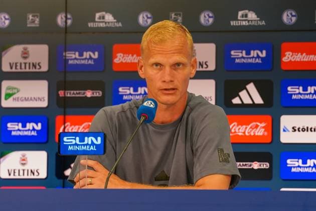 Soccer 2 Bundesliga Season 2024 2025, Matchday 4 FC Schalke 04 vs 1 FC Köln Veltins Arena, Gelsenkirchen Schalke coach Karel Geraerts at the press conference Copyright: xJOERANxSTEINSIEKx