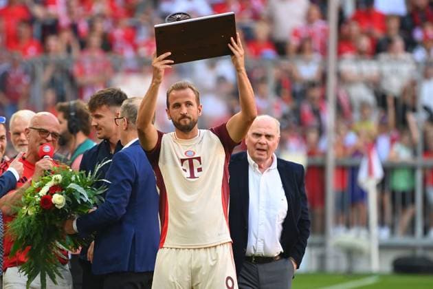 Football, FC Bayern Munich - SC Freiburg, Harry Kane receives top scorer award