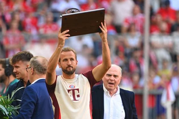 Harry KANE Bayern Muenchen with the goalkeepers crown,r Uli HOENESS Höness,Honorary President Bayern Muenchen , Soccer 1 Bundesliga Season 2024 2025, 2 Matchday, Matchday02 FC Bayern Muenchen SC Freiburg on 01 09 2024, A L L I A N Z A R E N A