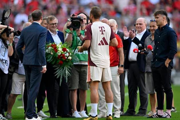 Honoring Goal Scorer Goal Scorer Crown Harry Kane FC Bayern Muenchen FCB 09 by Kicker Jan Christian Dreesen Chairman of the Board FC Bayern Muenchen FCB Uli Hoeness Hoeness Honorary President Supervisory Board FC Bayern Muenchen FCB FC Bayern Muenchen FCB vs SC Freiburg SCF 01 09 2024 DFL REGULATIONS PROHIBIT ANY USE OF PHOTOGRAPHS AS IMAGE SEQUENCES AND OR QUASI VIDEO FC Bayern Muenchen FCB vs SC Freiburg SCF