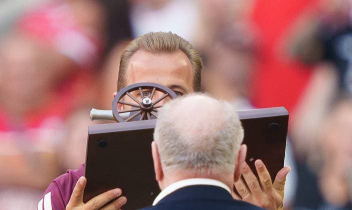 Harry Kane, FCB 9 gets the Torjägerkanone as player with the most goals in the last season in the match FC BAYERN MUENCHEN - SC FREIBURG on Sep 1, 2024 in Munich, Germany. Season 2024 2025, 1.Bundesliga, FCB,, München, matchday 2, 2.Spieltag