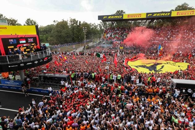 LECLERC Charles (mco), Scuderia Ferrari SF-24, portrait NORRIS Lando (gbr), McLaren F1 Team MCL38, portrait PIASTRI Oscar (aus), McLaren F1 Team MCL38, portrait spectators, fans podium during the Formula 1 Pirelli Gran Premio d’Italia 2024, Italian Grand Prix 2024, 16th round of the 2024 Formula One World Championship, WM, Weltmeisterschaft from August 30 to September 1, 2024 on the Autodromo Nazionale Monza, in Monza, Italy - F1 - ITALIAN GRAND PRIX 2024 DPPI Panoramic 240901_R16_ITALIA_DP_1G9A8535