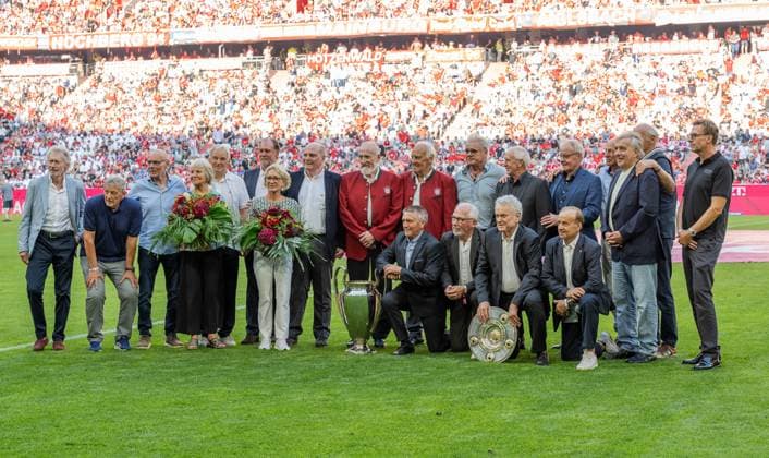 Bilder des Jahres 2024, Sport 09 September Sport Themen der Woche KW35 Sport Bilder des Tages Ehrung der Fussballweltmeister von 1974 vor der Partie. u.a. Paul Breitner, Uli Hoeneß, Hans-Georg Schwarzenbeck, Bulle Roth und Sepp Maier. GER, FC Bayern Muenchen gegen SC Freiburg Fussball, Bundesliga, 2. Spieltag, Spielzeit 2024 2025, 01.09.2024. (DFL DFB REGULATIONS PROHIBIT ANY USE OF PHOTOGRAPHS as IMAGE SEQUENCES and or QUASI-VIDEO). GER, FC Bayern Muenchen gegen SC Freiburg Fussball, Bundesliga, 2. Spieltag, Spielzeit 2024 2025, 01.09.2024. Muenchen *** Tribute to the 1974 football world champions before the match, including Paul Breitner, Uli Hoeneß, Hans Georg Schwarzenbeck, Bulle Roth and Sepp Maier GER, FC Bayern Muenchen v SC Freiburg Football, Bundesliga, Matchday 2, Season 2024 2025, 01 09 2024 DFL DFB REGULATIONS PROHIBIT ANY USE OF PHOTOGRAPHS as IMAGE SEQUENCES and or QUASI VIDEO GER, FC Bayern Muenchen vs SC Freiburg Football, Bundesliga, Matchday 2, Season 2024 2025, 01 09 2024 Muenchen Copyright: xEibner-Pressefoto HeikexFeinerx EP_HFR