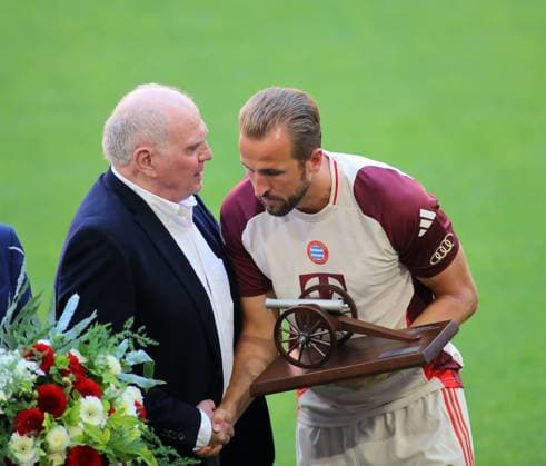 Munich, Germany 01 September 2024 Football, Men, Bundesliga, Season 2024 2025, FC Bayern Munich SC Freiburg, Allianz Arena Uli Hoeneß, Hoeness, Honorary President FC Bayern Munich lil congratulates Harry Kane FC Bayern Munich re the top scorer in the last season, here with the trophy, Torjägerkanone, Kanone, Auszeichung DFB, DFL regulations prohibit any use of photographs as image sequences and or quasi video