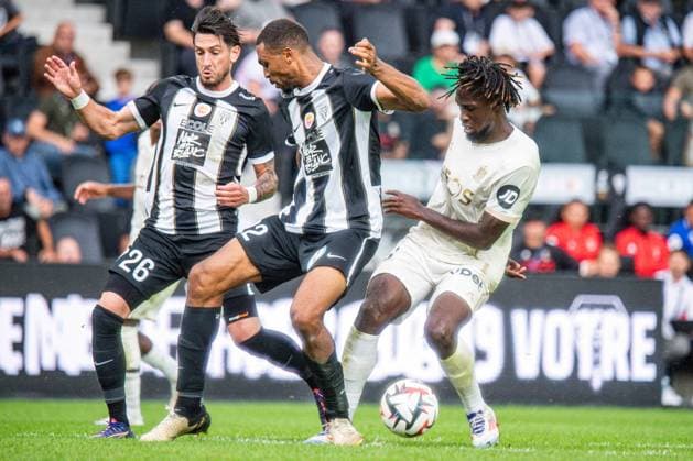 Evann Guessand (OGC Nice) Florent Hanin (ANGERS SCO) Cédric Hountondji (ANGERS SCO) FOOTBALL : Angers SCO vs OGC Nice - Ligue 1 - Journée 3 - 01 09 2024 BaptisteAutissier Panoramic 
