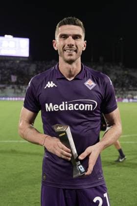 Sport Themen der Woche KW35 Sport Bilder des Tages Fiorentina s Robin Gosens with prize Panini Player of the match after the Serie A Enilive 2024 2025 match between Fiorentina and Monza - Serie A Enilive at Artemio Franchi Stadium - Soccer - Florence, Italy - Sunday September 1, 2024  Copyright: xMassimoxPaolone LaPressex