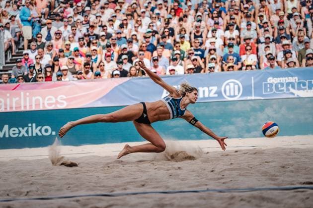Beach volleyball women Allianz German Beach Tour German Beach Volleyball Championship 2024 01 09 2024 Laura Ludwig tries to reach the ball and doesnt make it Timmendorfer Strand Ahmann Hager Arena Schleswig Holstein Germany