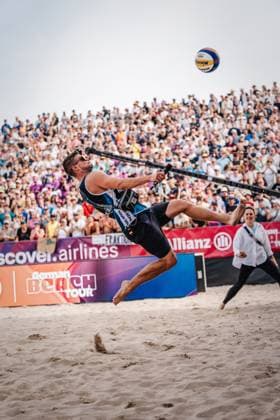 Beach volleyball women Allianz German Beach Tour German Beach Volleyball Championship 2024 01 09 2024 Presenter Bengt Kunkel takes a back kick Timmendorfer Strand Ahmann Hager Arena Schleswig Holstein Germany