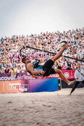 Beach volleyball women Allianz German Beach Tour German Beach Volleyball Championship 2024 01 09 2024 Presenter Bengt Kunkel takes a back kick Timmendorfer Strand Ahmann Hager Arena Schleswig Holstein Germany