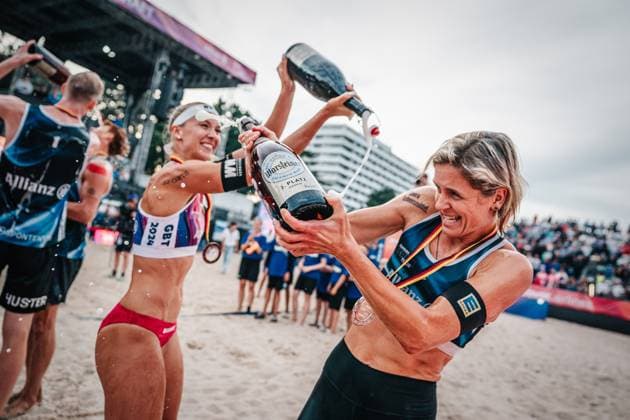 Beach volleyball women and men Allianz German Beach Tour German Beach Volleyball Championship 2024 01 09 2024 f l Sandra Ittlinger and Laura Ludwig Beer shower Timmendorfer Strand Ahmann Hager Arena Schleswig Holstein Germany
