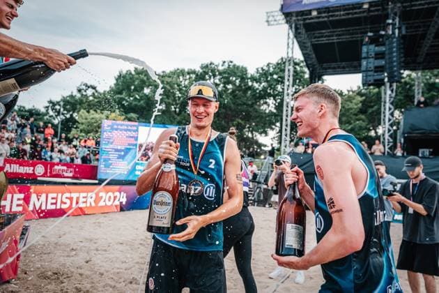 Beach volleyball women and men Allianz German Beach Tour German Beach Volleyball Championship 2024 01 09 2024 from left Max Just, Robin Sowa and Philipp Huster Beer shower Timmendorfer Strand Ahmann Hager Arena Schleswig Holstein Germany