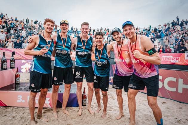 Beach volleyball women and men Allianz German Beach Tour German Beach Volleyball Championship 2024 01 09 2024 The winners in the mens field from left Max Just, Robin Sowa, Philipp Huster, Lui Wüst, Clemens Wickler and Nils Ehlers Timmendorfer Strand Ahmann Hager Arena Schleswig Holstein Germany