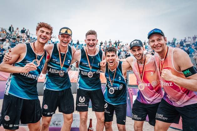 Beach volleyball women and men Allianz German Beach Tour German Beach Volleyball Championship 2024 01 09 2024 The winners in the mens field from left Max Just, Robin Sowa, Philipp Huster, Lui Wüst, Clemens Wickler and Nils Ehlers Timmendorfer Strand Ahmann Hager Arena Schleswig Holstein Germany