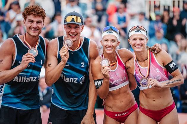 Beach volleyball women and men Allianz German Beach Tour German Beach Volleyball Championship 2024 01 09 2024 from left Max Just, Robin Sowa, Sandra Ittlinger and Kim van de Velde in third place Timmendorfer Strand Ahmann Hager Arena Schleswig Holstein Germany