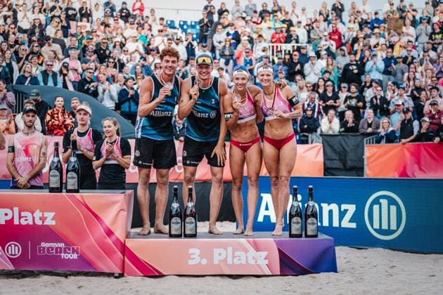 Beach volleyball women and men Allianz German Beach Tour German Beach Volleyball Championship 2024 01 09 2024 from left Max Just, Robin Sowa, Sandra Ittlinger and Kim van de Velde in third place Timmendorfer Strand Ahmann Hager Arena Schleswig Holstein Germany