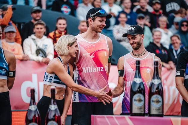 Beach volleyball women and men Allianz German Beach Tour German Beach Volleyball Championship 2024 01 09 2024 left Laura Ludwig and right Clemens Wickler shake hands, in the middle Nils Ehlers Timmendorfer Strand Ahmann Hager Arena Schleswig Holstein Germany