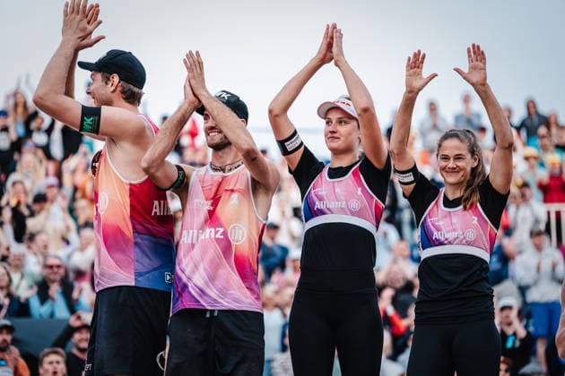 Beach volleyball women and men Allianz German Beach Tour German Beach Volleyball Championship 2024 01 09 2024 The winners from left Nils Ehlers, Clemens Wickler, Svenja Müller, Cinja Tillmann Timmendorfer Strand Ahmann Hager Arena Schleswig Holstein Germany