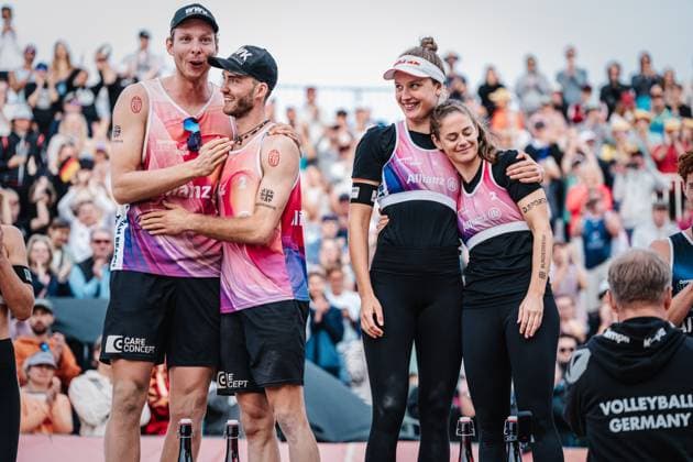 Beach volleyball women and men Allianz German Beach Tour German Beach Volleyball Championship 2024 01 09 2024 The winners from left Nils Ehlers, Clemens Wickler, Svenja Müller, Cinja Tillmann Timmendorfer Strand Ahmann Hager Arena Schleswig Holstein Germany