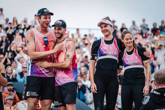 Beach volleyball women and men Allianz German Beach Tour German Beach Volleyball Championship 2024 01 09 2024 The winners from left Nils Ehlers, Clemens Wickler, Svenja Müller, Cinja Tillmann Timmendorfer Strand Ahmann Hager Arena Schleswig Holstein Germany