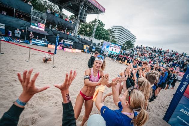 Beach volleyball women and men Allianz German Beach Tour German Beach Volleyball Championship 2024 01 09 2024 Sandra Ittlinger claps with the ball kids Timmendorfer Strand Ahmann Hager Arena Schleswig Holstein Germany