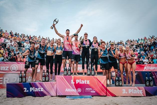 Beach volleyball women and men Allianz German Beach Tour German Beach Volleyball Championship 2024 01 09 2024 The winners podium from l Lui Wüst, Philipp Huster, Louisa Lippmann, Laura Ludwig, Nils Ehlers, Clemens Wickler, Svenja Müller, Cinja TIllmann, Max Just, Robin Sowa, Sandra Ittlinger and Kim van de Velde Timmendorfer Strand Ahmann Hager Arena Schleswig Holstein Germany