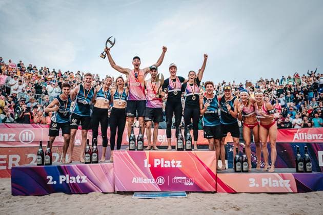 Bilder des Jahres 2024, Sport 09 September Sport Themen der Woche KW35 Sport Bilder des Tages Beachvolleyball Frauen und Männer Allianz German Beach Tour Deutsche Beachvolleyball-Meisterschaft 2024 01.09.2024 Das Siegerpodest v.l. Lui Wüst, Philipp Huster, Louisa Lippmann, Laura Ludwig, Nils Ehlers, Clemens Wickler, Svenja Müller, Cinja TIllmann, Max Just, Robin Sowa, Sandra Ittlinger und Kim van de Velde Timmendorfer Strand Ahmann-Hager-Arena Schleswig-Holstein Deutschland *** Beach volleyball women and men Allianz German Beach Tour German Beach Volleyball Championship 2024 01 09 2024 The winners podium from l Lui Wüst, Philipp Huster, Louisa Lippmann, Laura Ludwig, Nils Ehlers, Clemens Wickler, Svenja Müller, Cinja TIllmann, Max Just, Robin Sowa, Sandra Ittlinger and Kim van de Velde Timmendorfer Strand Ahmann Hager Arena Schleswig Holstein Germany