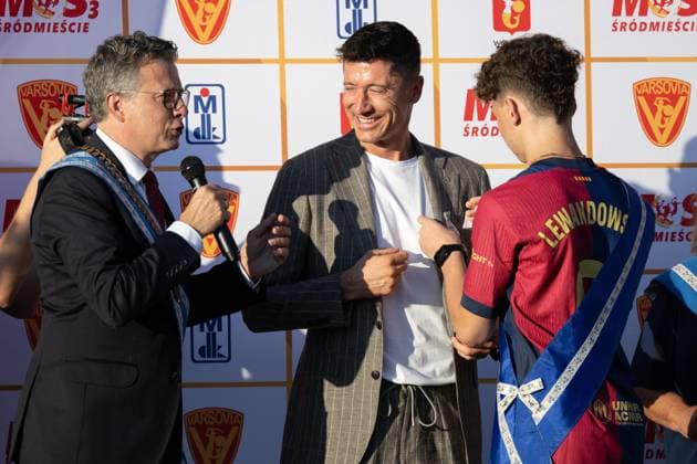 Fußball, Robert Lewandowski erhält Auszeichnung Orden des Lächelns in Warschau 01.09.2024 WARSZAWA CEREMONIA WRECZENIA ORDERU USMIECHU ROBERTOWI LEWANDOWSKIEMU N Z MAREK MICHALAK ROBERT LEWANDOWSKI FOT. MARCIN BANASZKIEWICZ FOTONEWS NEWSPIX.PL --- Newspix.pl WARSAW, POLAND 01.09.2024 Robert Lewandowski received the unique Order of the Smile award. The Knight of the Order of the Smile is an adult whose activity is exceptional, unconventional and brings children the most joy, often saving their lives. POLAND OUT!  20240901FNMB059