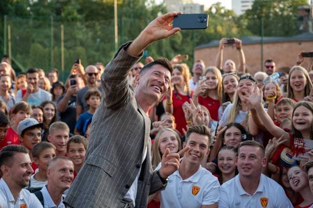 Football, Robert Lewandowski receives Order of the Smile award in Warsaw