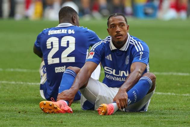 2 Bundesliga FC Schalke 04 1 FC Köln on 01 09 2024 in the Veltins Arena on Schalke Ibrahima Cisse Schalke 22 and Anton Donkor Schalke 30 dissatisfied, disappointed, disappointed, dejected MH
