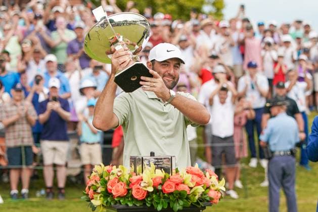 Sport Bilder des Tages September 1, 2024, Atlanta, Georgia, USA: Scottie Scheffler (USA) holds the Fedex Cup trophy on the 18th green after the final round at the 2024 TOUR Championship at East Lake Golf Club. Atlanta USA - ZUMAw109 20240901_fap_w109_015 Copyright: xDebbyxWongx